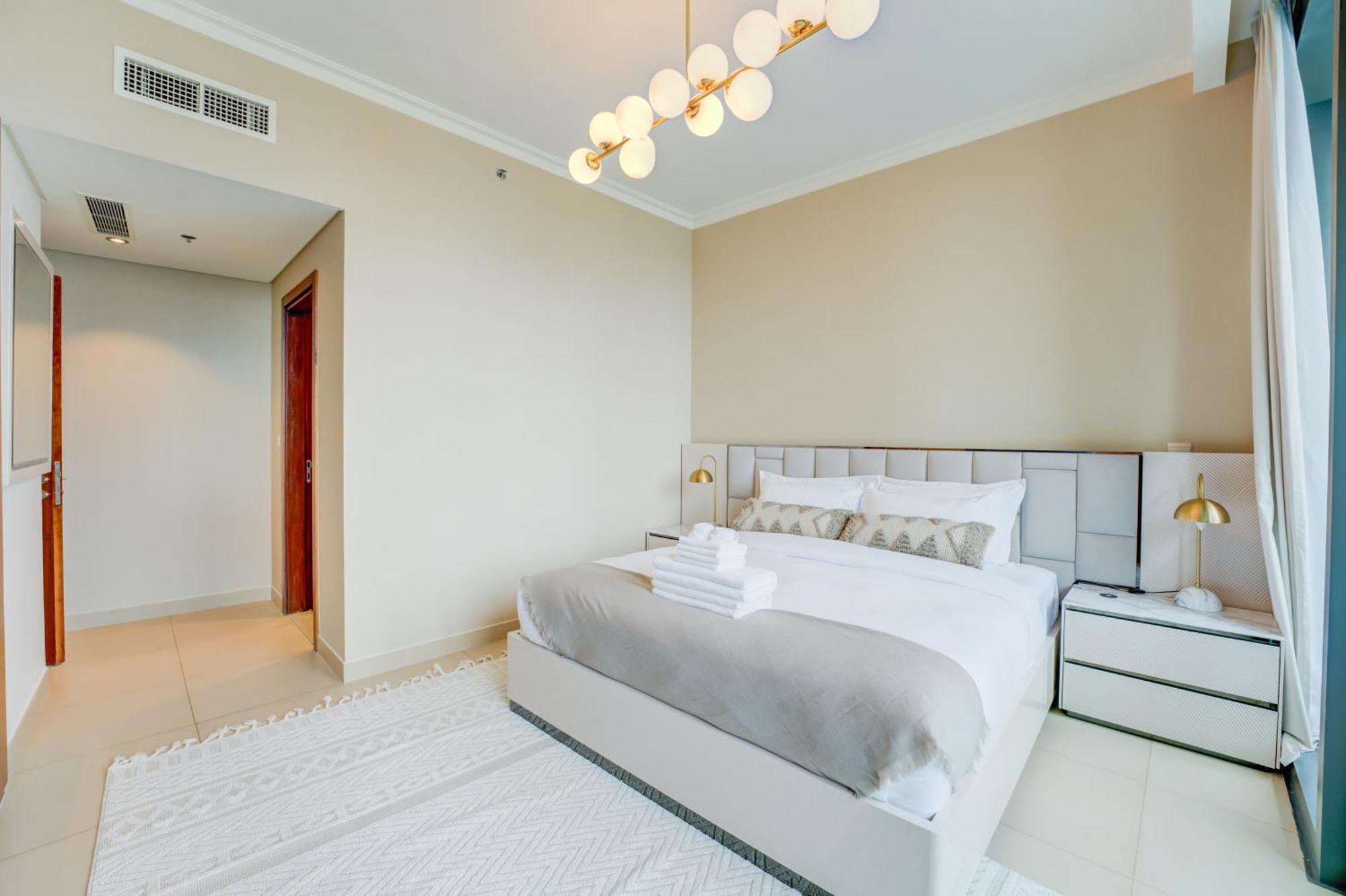 Executive Luxury At Its Finest With Views Of Burj Khalifa Apartment